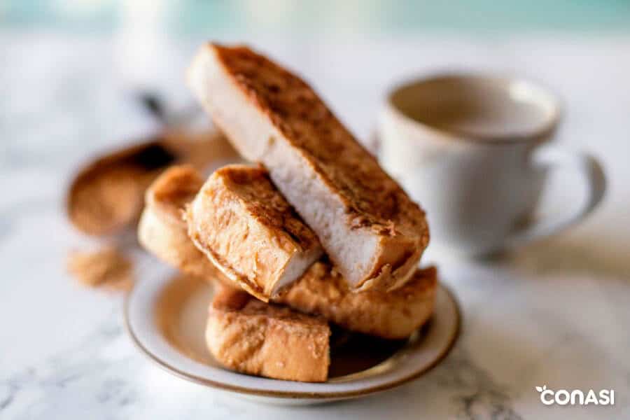 Torrijas caseras y veganas con harina de garbanzo sobre un plato