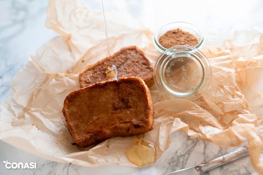 Torrijas caseras veganas con harina de garbanzo y miel en papel de horno