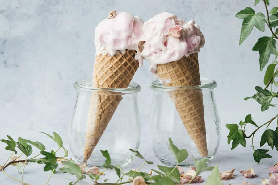 Dos helados en cono en dos vasos de cristal Weck Dos helados en cono en dos vasos de cristal Weck