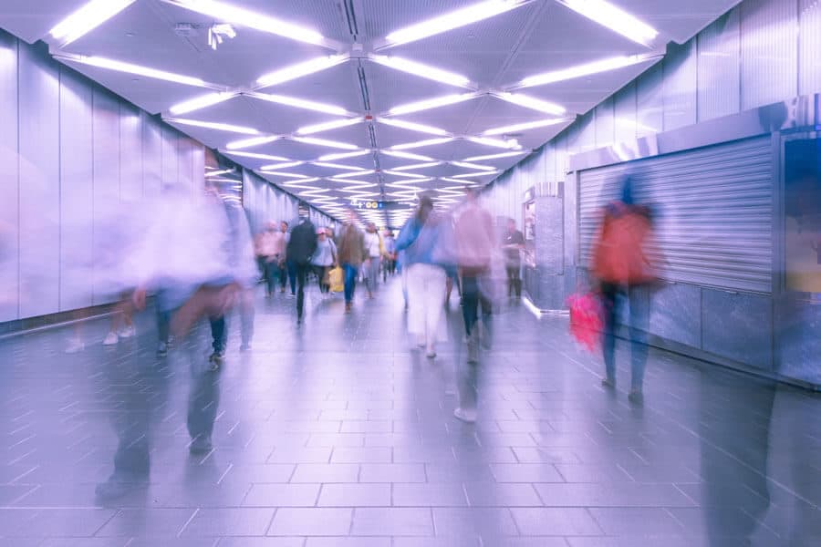 Psiconeuroimnulogía: personas entrando al metro