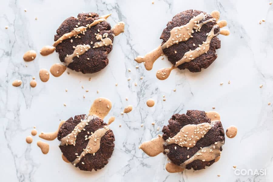 Cuatro galletas de crema de almendras sobre la encimera