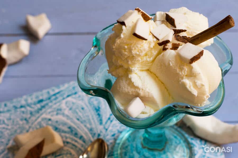 Helado de coco en una copa de cristal