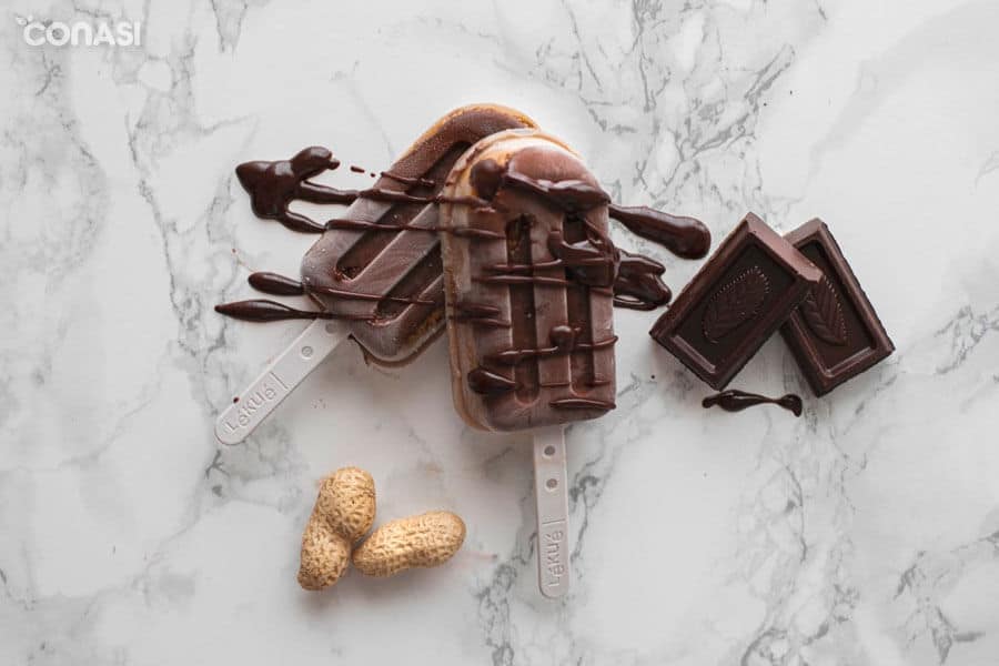Helado Snickers con chocolate y cacahuete