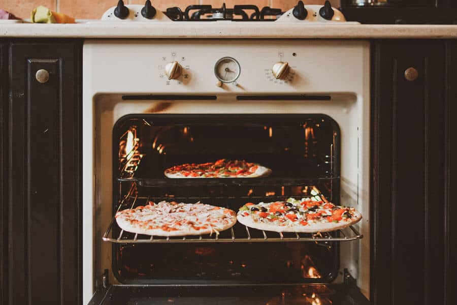 Un horno abierto con pizzas