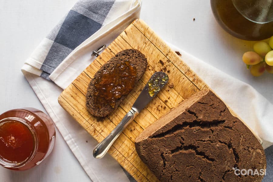 Rebanada de pan de harina de almendras con mermelada Rebanada de pan de harina de almendras con mermelada