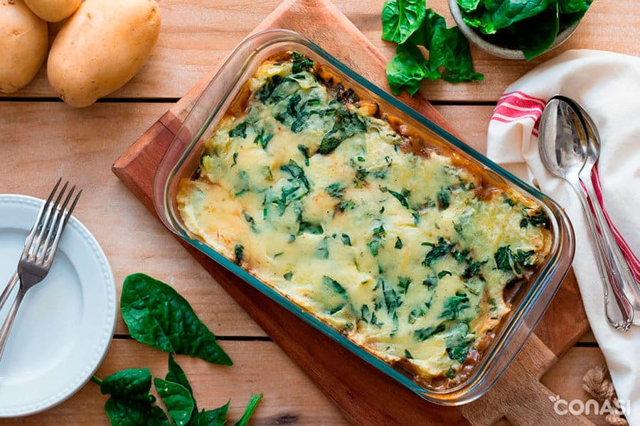 Pastel de patata en una bandeja de horno