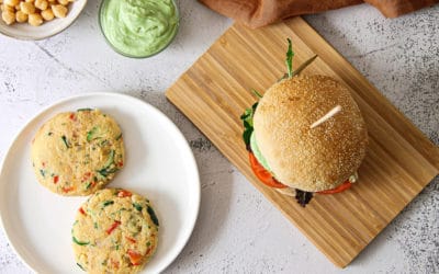 Hamburguesa de garbanzos con salsa de aguacate