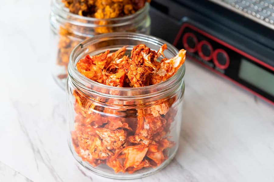 Palomitas de coliflor deshidratadas en un tarro de cristal