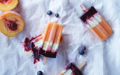 Helado de melocotón y yogur con arándanos