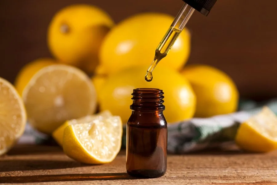 Aceite esencial de limón con pipeta cuentagotas