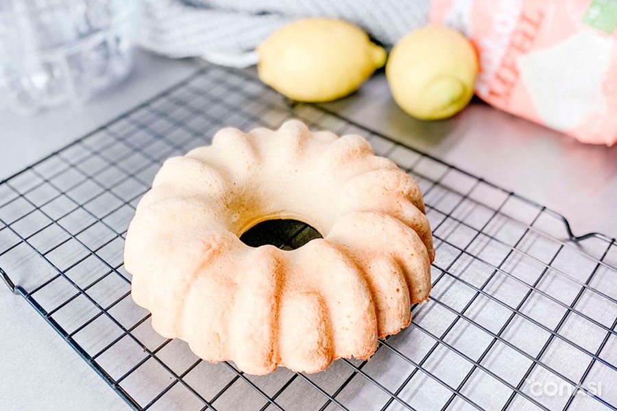 Bundt cake sin gluten recién horneado