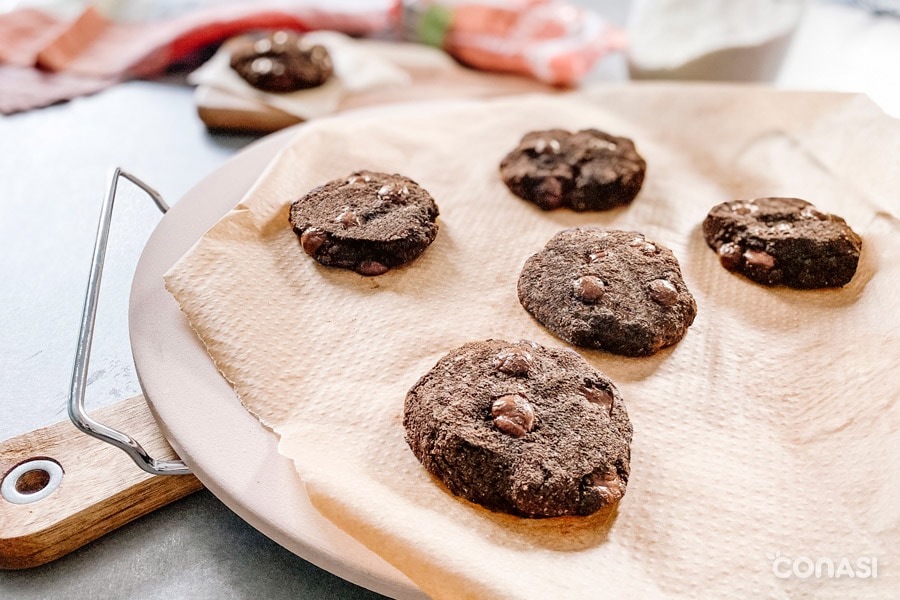 galletas con harina de coco y cacao sobre la piedra para pizza