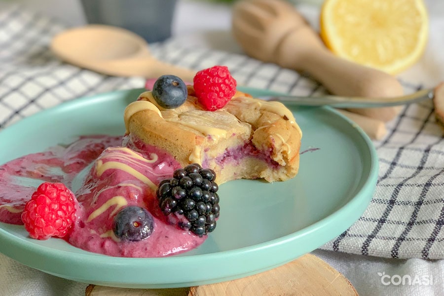 Tarta de queso con interior de relleno de frutos rojos.