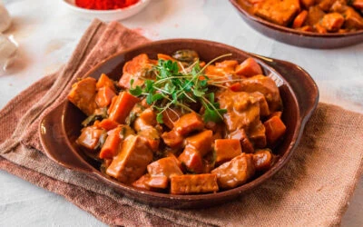 Curry rojo vegano de verduras y tempeh