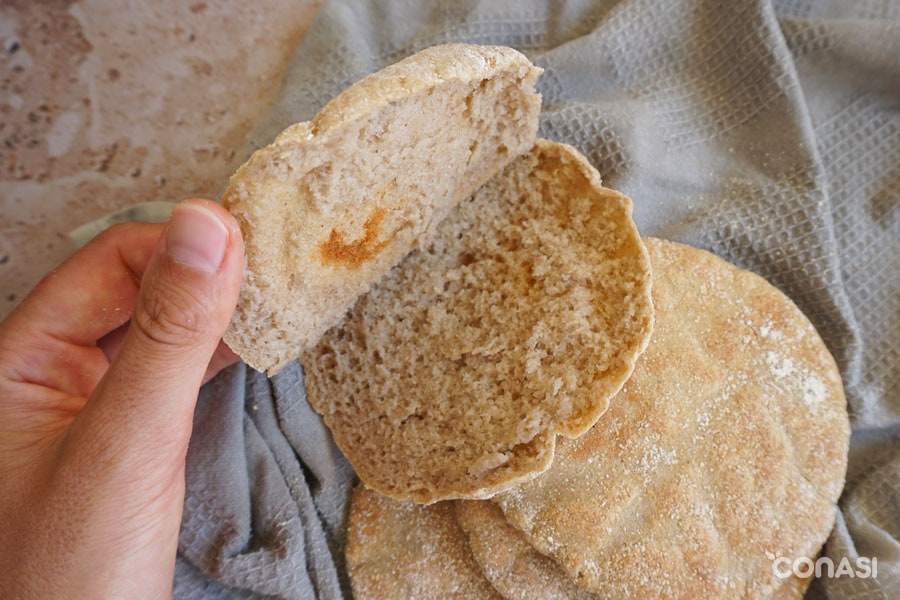 pan de pita abierto por la mitad