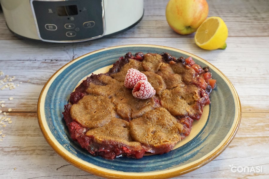 cobbler de frutos rojos con un par de frambuesas