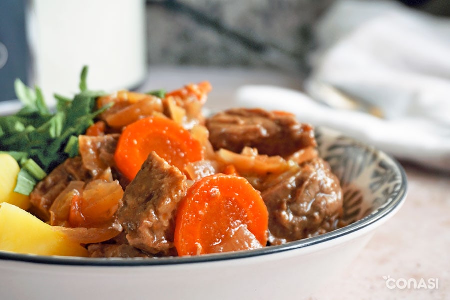 primer plano de goulash vegano de seitán