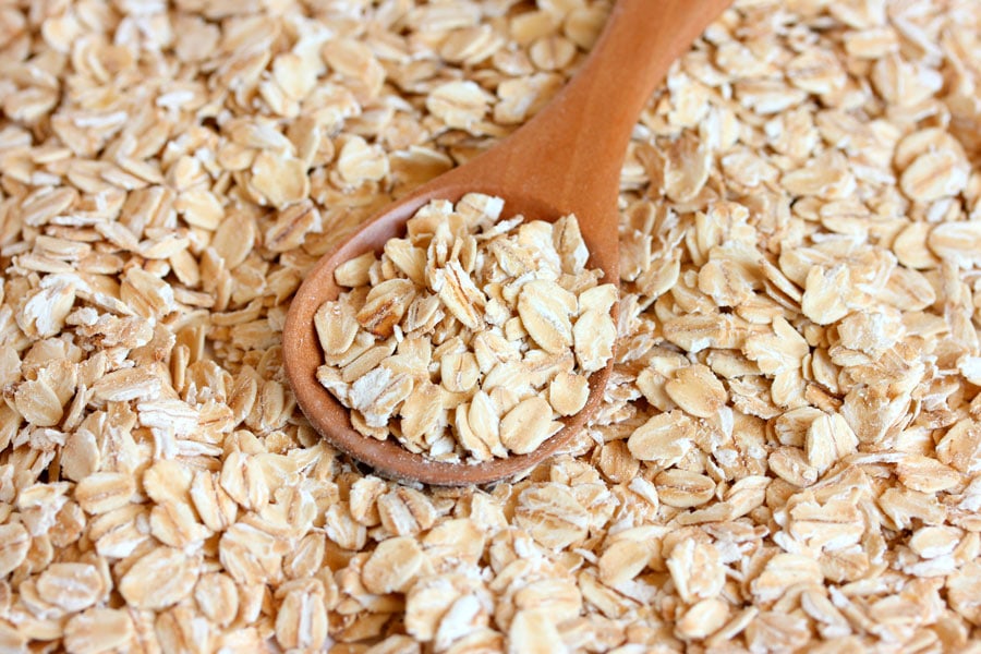 cuchara de madera toma copos de avena. primer plano.