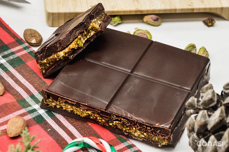 turrón de chocolate con interior de pistacho