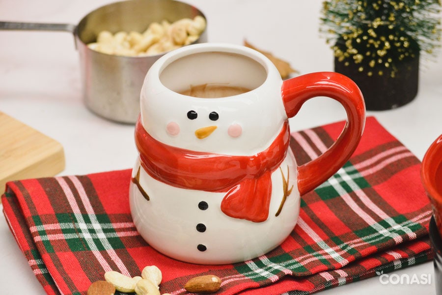 chocolate caliente navideño en una taza de un muñeco de nieve