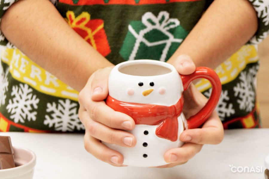 manos sostienen taza de chocolate caliente de navidad