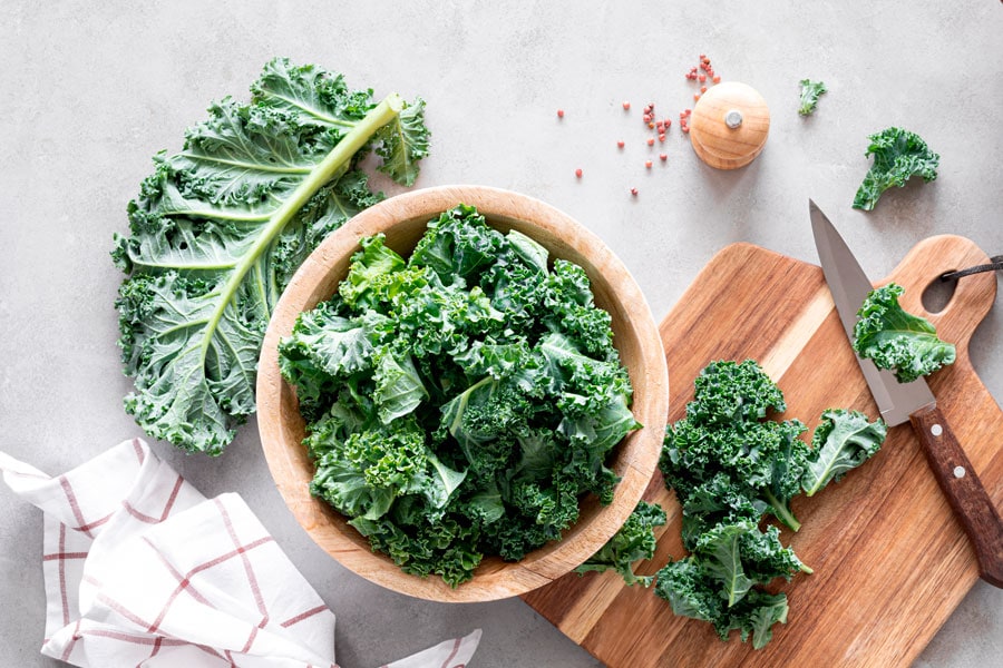 hojas de kale para la cebada salteada