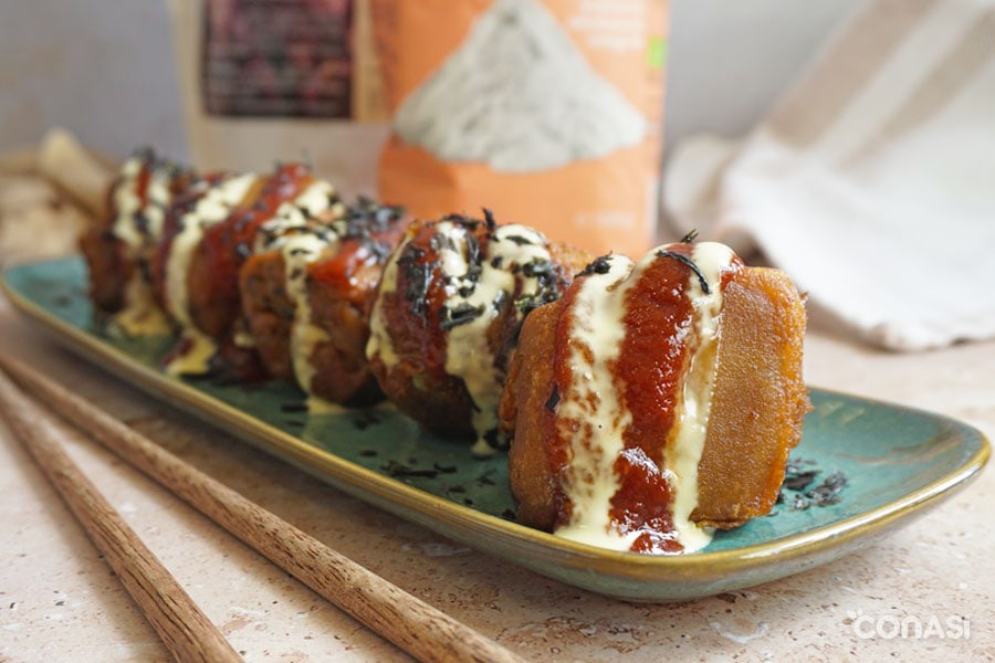 takoyaki con salsas, elaborado con harina de arroz