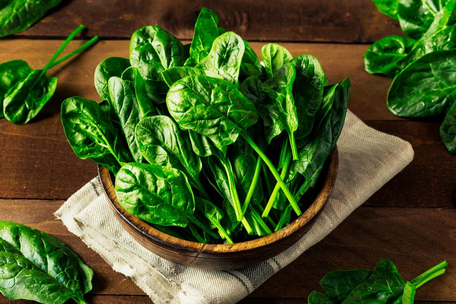 bol de espinacas crudas para tus recetas con espinacas