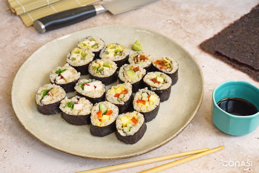 sushi vegetariano en un plato