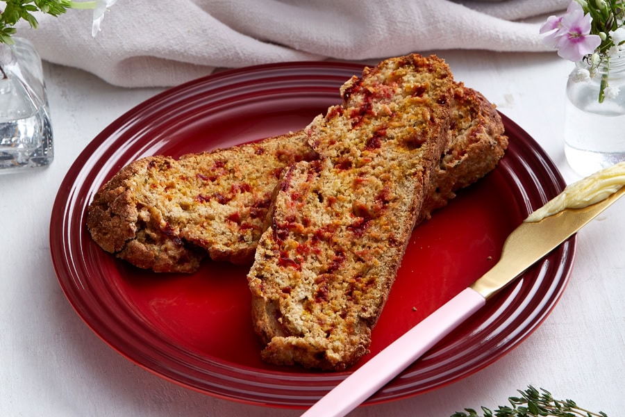 rebanadas de pan de remolacha, a punto de ser untadas con ghee