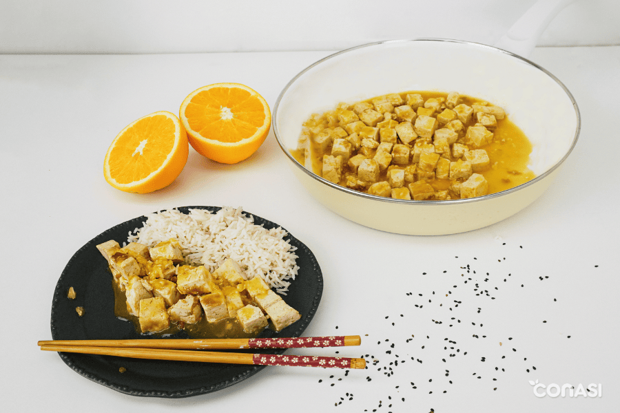 tofu a la naranja servido con arroz largo