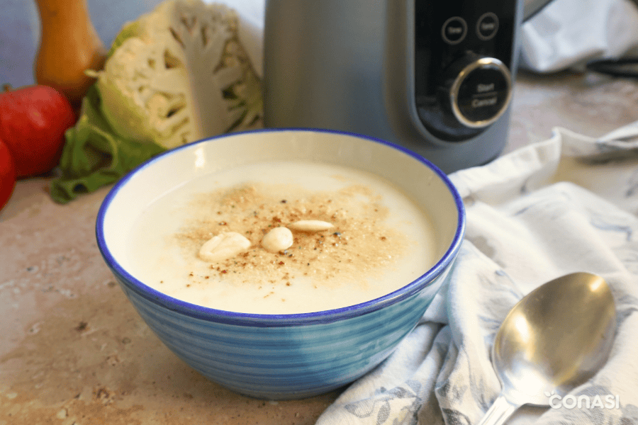 crema de coliflor y manzana servida con almendras