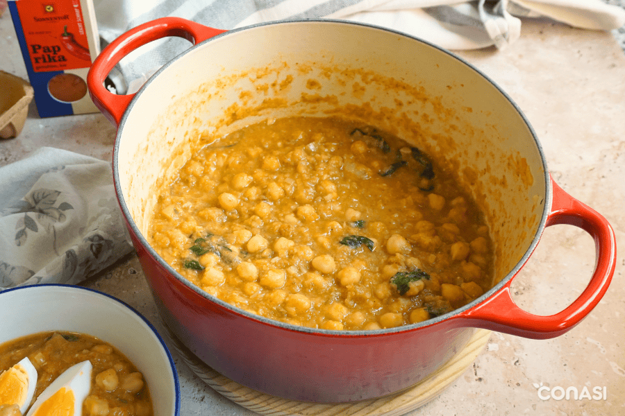 potaje de vigilia servido en la olla cocotte