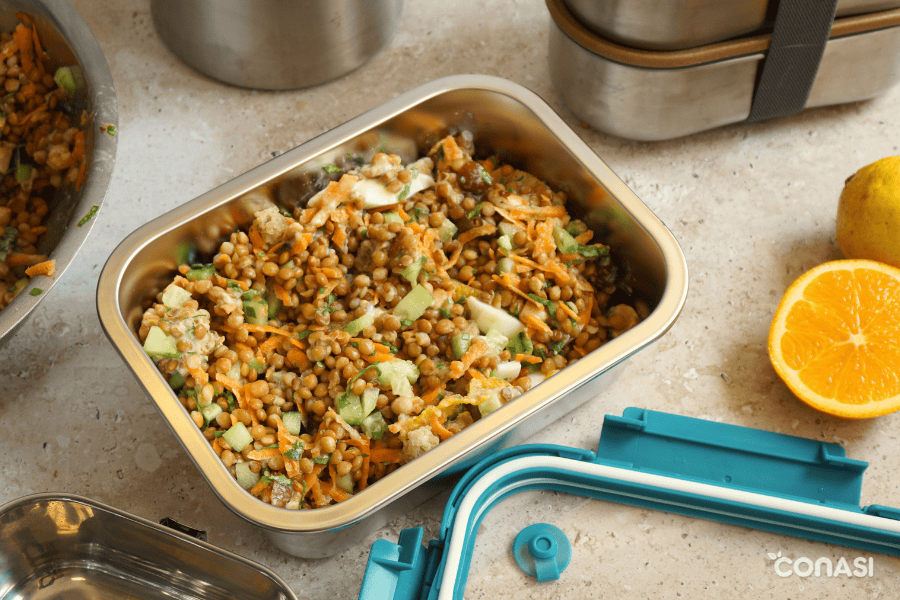ensalada de lentejas dentro de una fiambrera, lista para llevar ensalada de lentejas dentro de una fiambrera, lista para llevar