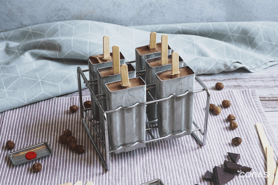 helado de avellana y chocolate antes de ser desmoldado helado de avellana y chocolate antes de ser desmoldado