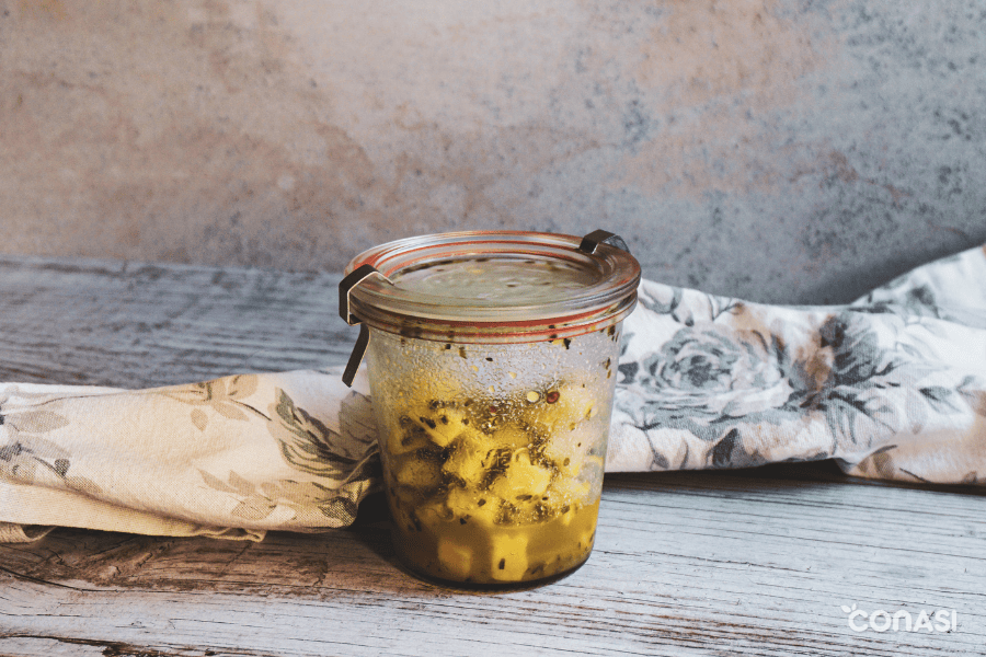 queso feta vegano con orégano y copos de chile queso feta vegano con orégano y copos de chile