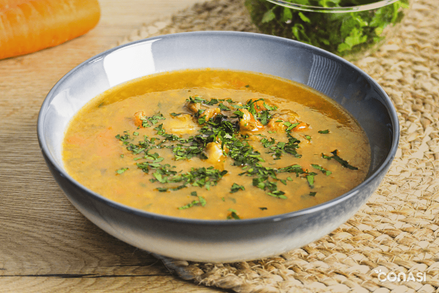 sopa de pescado sobre la mesa sopa de pescado sobre la mesa