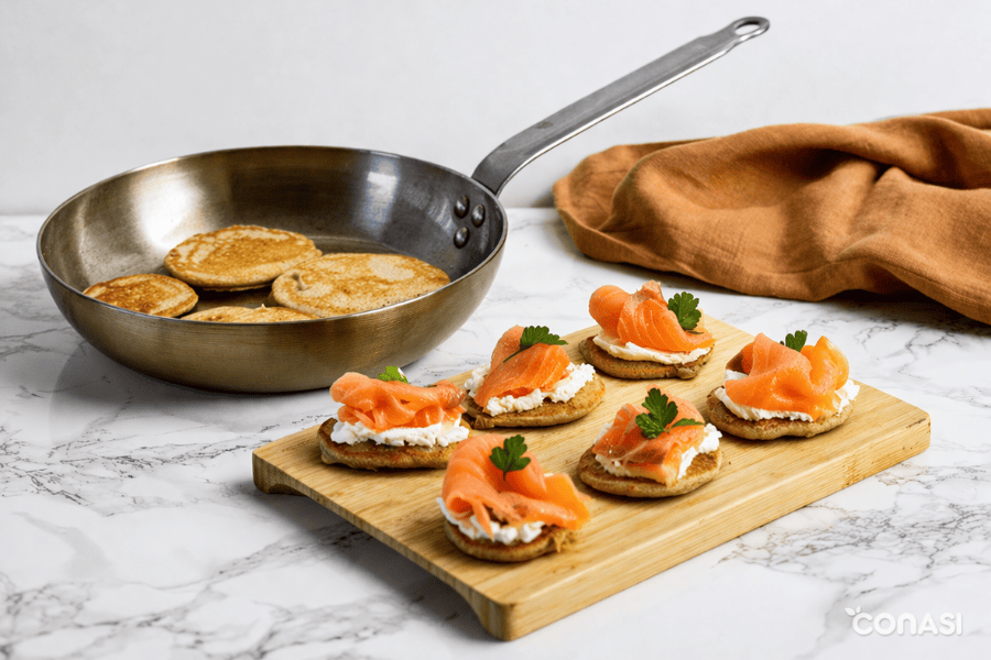 blinis de sarraceno servidos con salmón blinis de sarraceno servidos con salmón