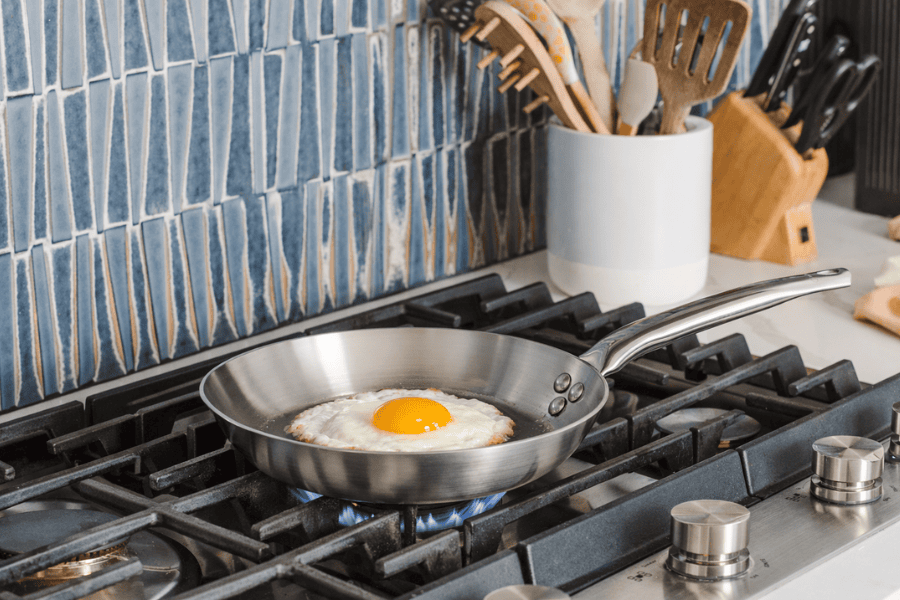 huevo frito en sartenes de acero inoxidable huevo frito en sartenes de acero inoxidable