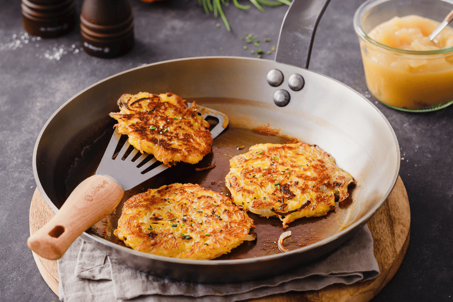 sartén de hierro mineral con tortitas sartén de hierro mineral con tortitas